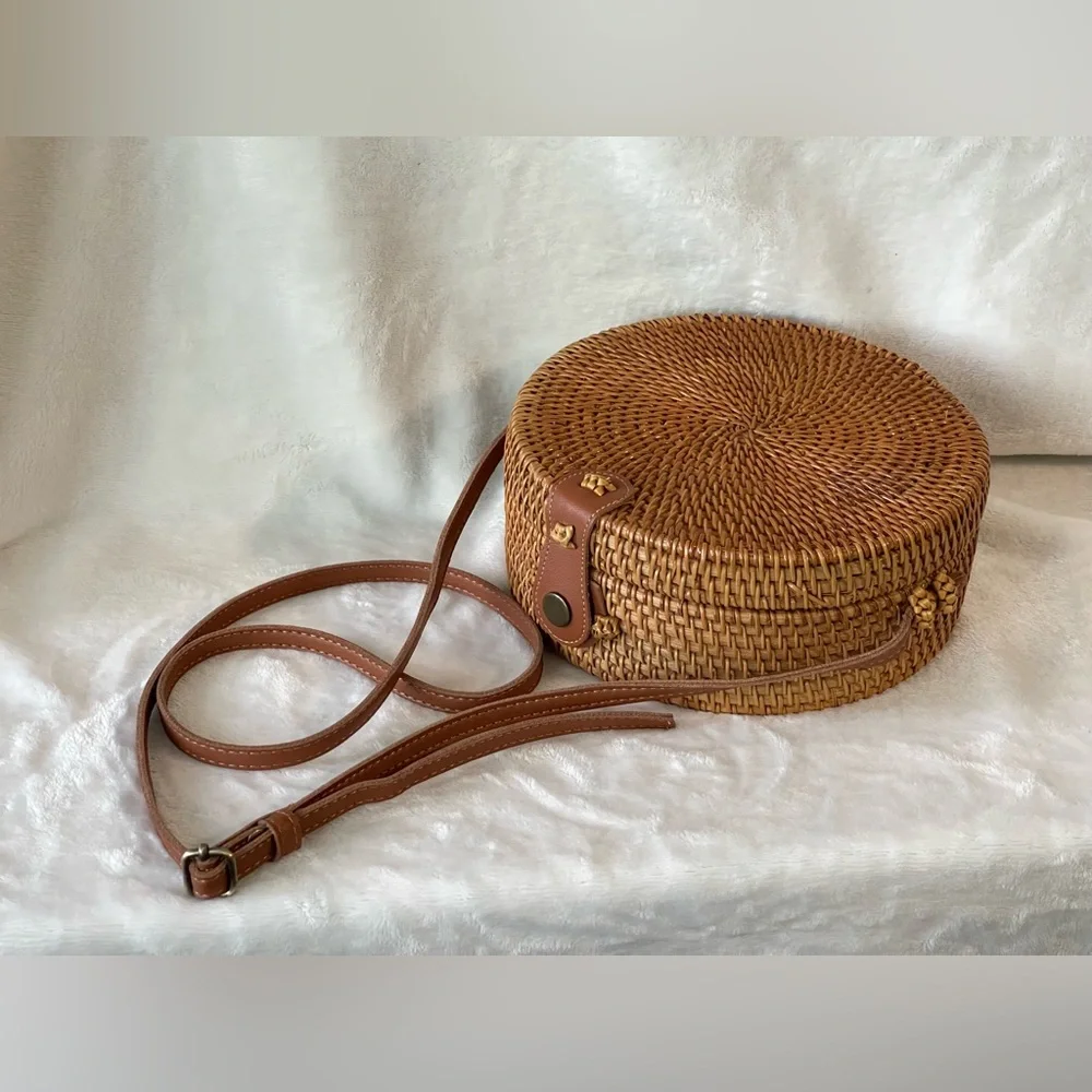 Summer handwoven Rattan circle purse crossbody boho fun and super cute beach - Picture 2 of 13